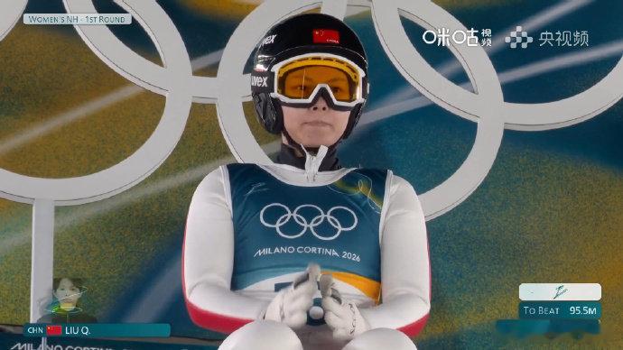 刘奇跳台滑雪首跳超预期刘奇米兰冬奥会首秀 跳台滑雪女子标准台第一轮，🇨🇳刘奇