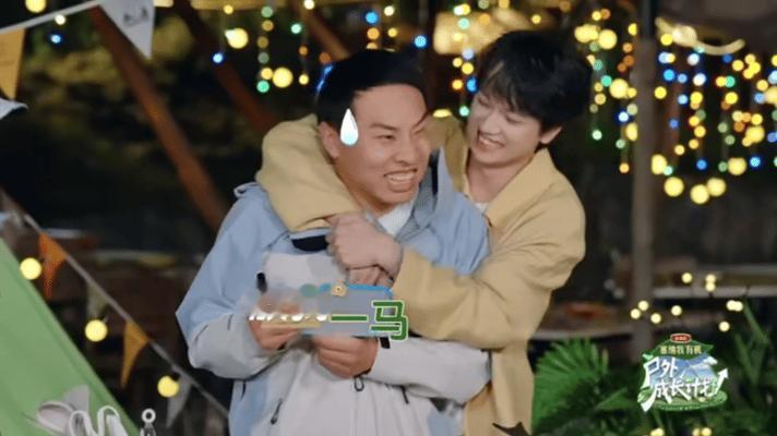 敖子逸紧急捂嘴徐志胜敖子逸说徐志胜老奸巨猾徐志胜嘴上声称绝不作弊，转头偷偷给队友