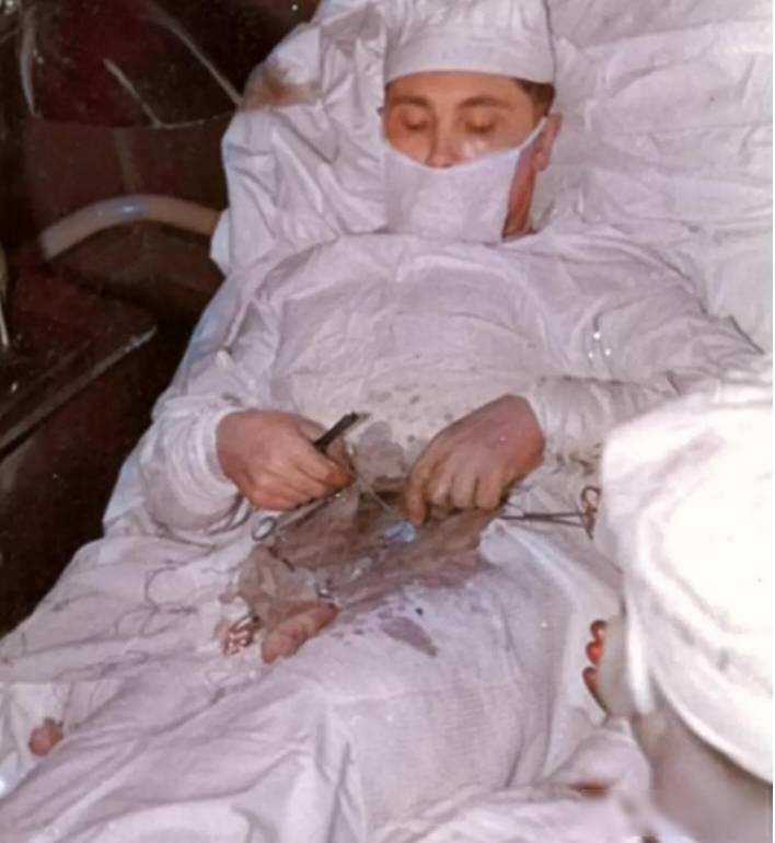 1961年，在南极考察站里，27岁的苏联医生给自己注射了麻醉剂，然后亲手切开了自