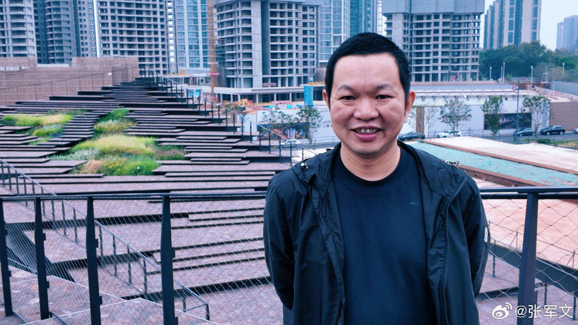 生活从不会因为你疲惫就停下脚步，却会因为你坚持而慢慢变好。不必追赶别人的节奏，也