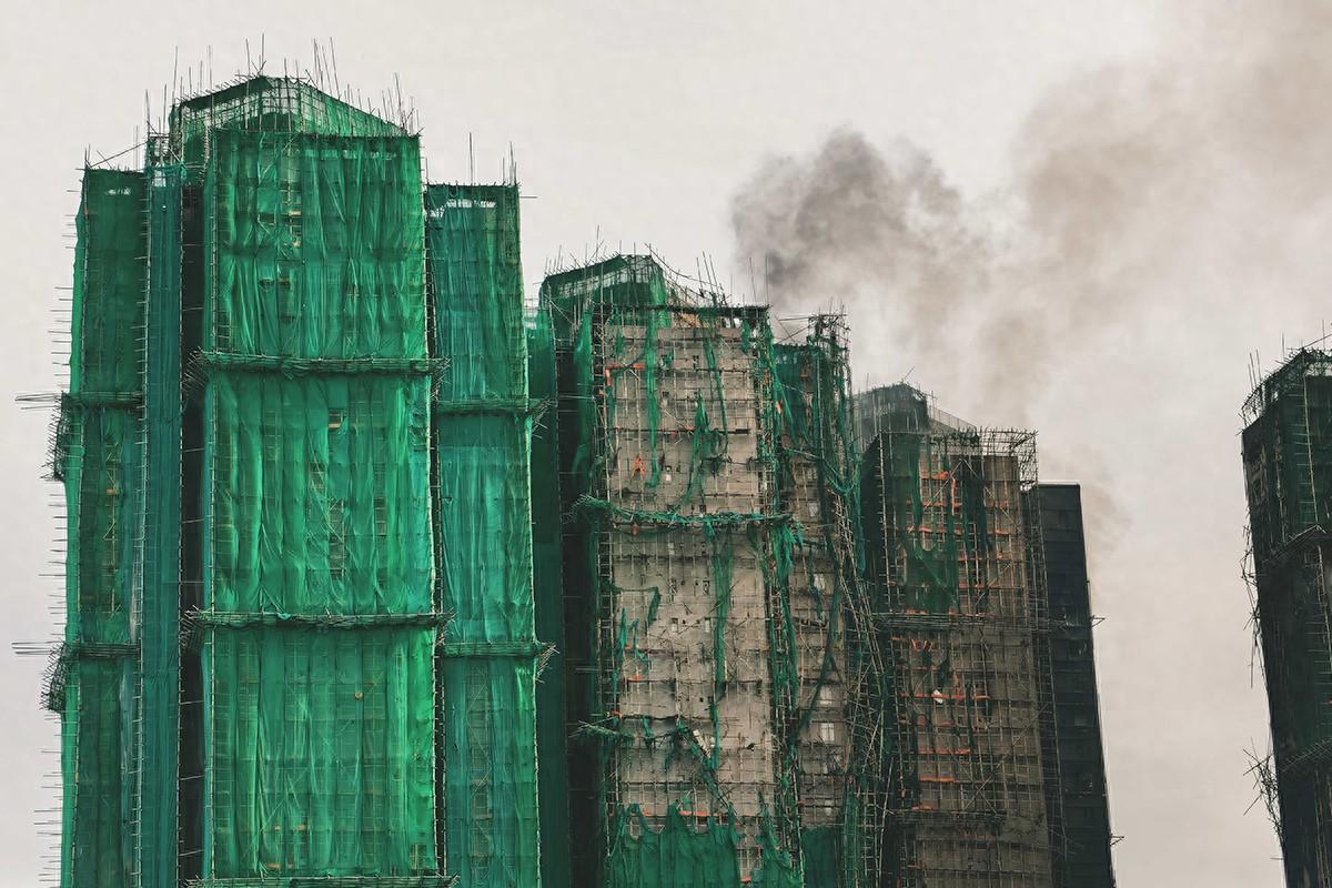 住的楼层越高，越提心吊胆：香港这次大火后，高层住宅房子估计更难卖了！

11月2