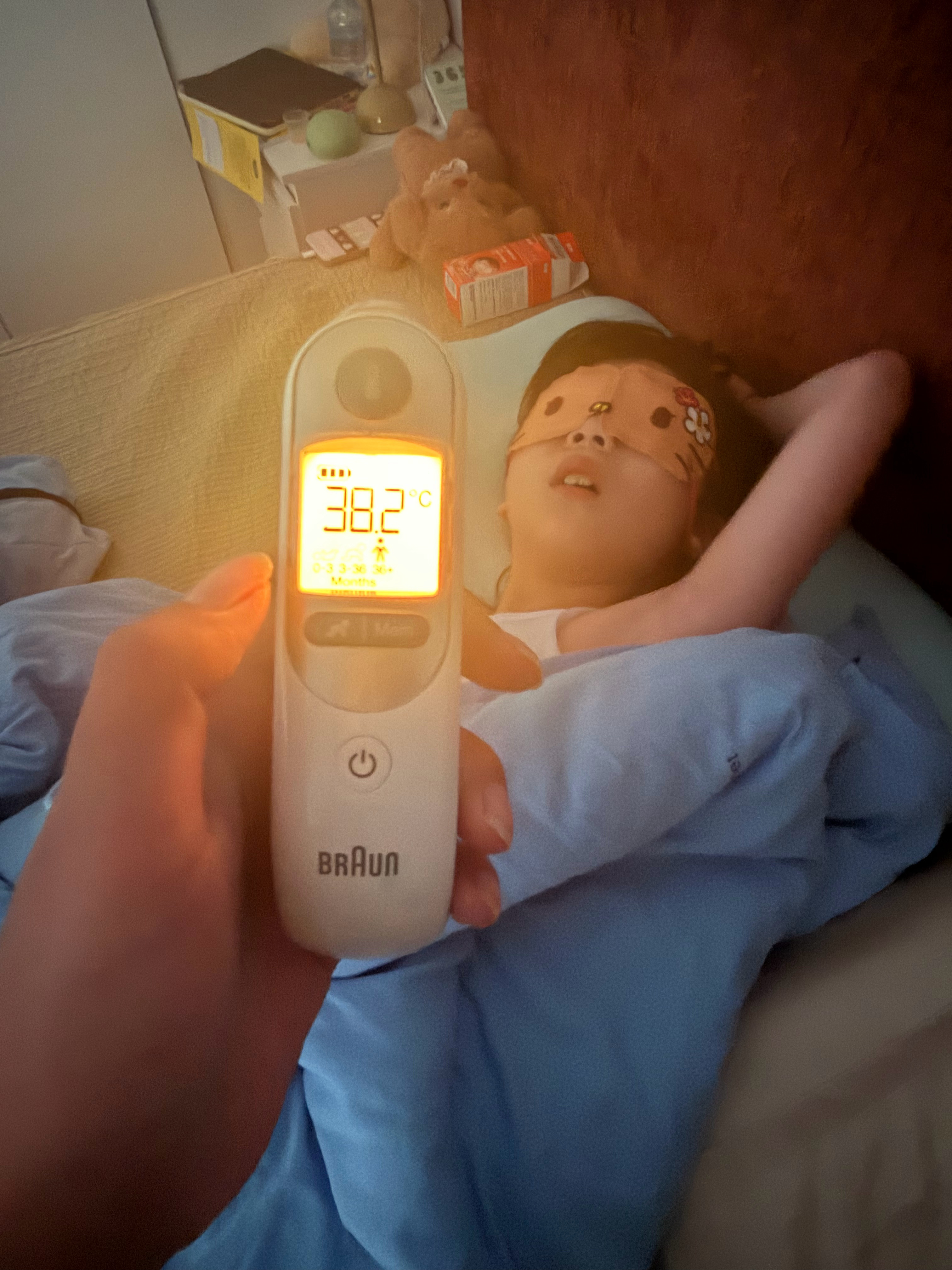 突然发烧。 昨天看起来人就不对劲  好久好久好久没生病过了