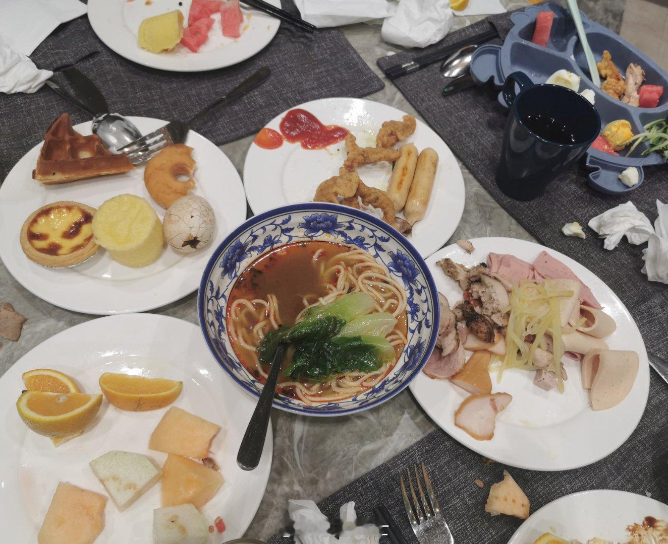 酒店邻座的自助早餐（剩），一对父母带两个小朋友，剩的一片狼藉，父母的教养不好，孩