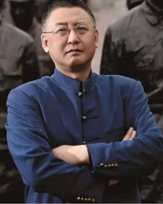 1993年，四川宜宾一位副市长辞职下海经商，成了一位身价80亿的房产大亨，令人想