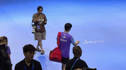 马龙应该是个很温柔的人，有个球迷赛后疯狂冲下场，被安保人员扼住脖子。马龙看到后，