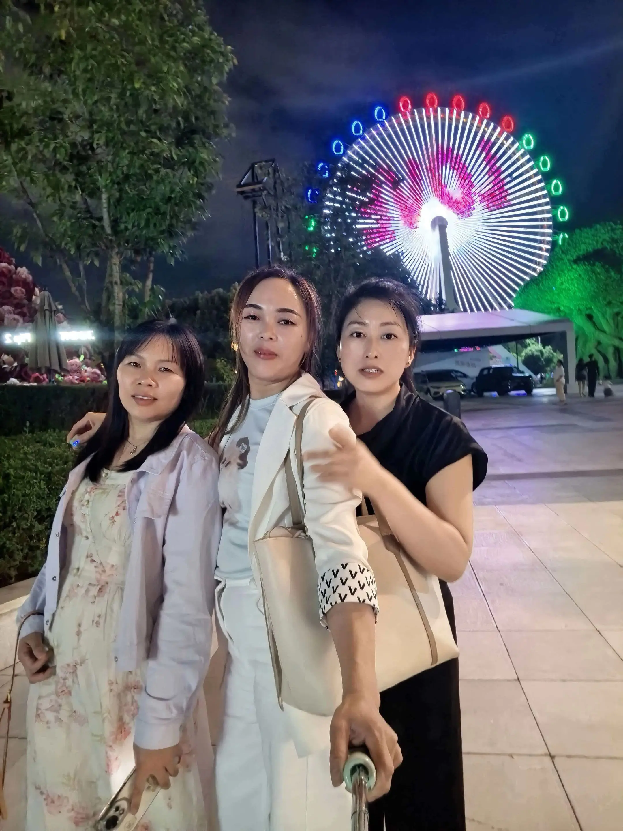 摩天轮女孩 夜景合影 摩天轮姐妹 闺蜜夜游合影 摩天轮合照