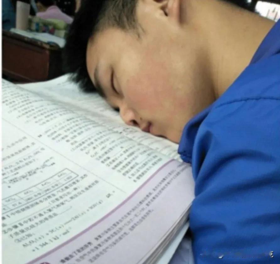 #记录我的2024#
A中学。
期中考试。
一个考场上，有一半的学生睡着了！
这