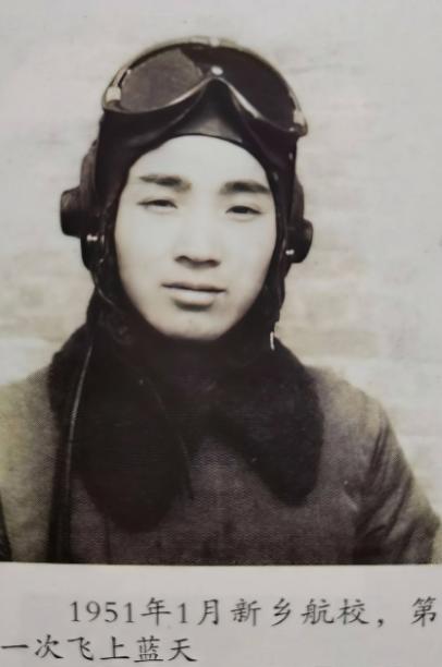 1952年，志愿军飞行员击落一架敌机后被迫跳伞，降落过程中发现同样跳伞的敌人在身