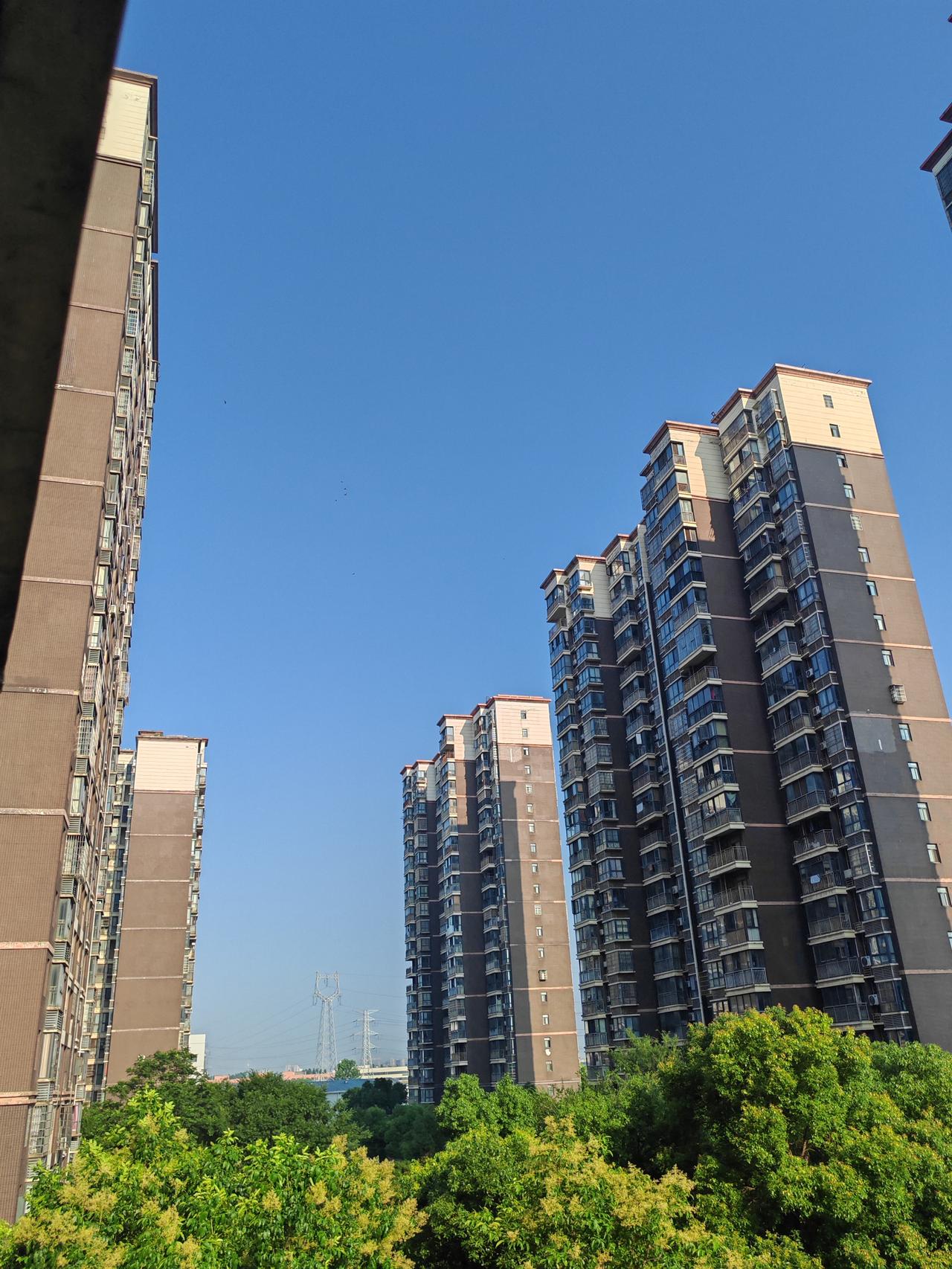 6月27日，武汉晴天转多云，局部有雾，最高气温32度，最低气温23度，东风1级，