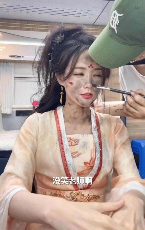 李一桐这下是真爆了 救命！李一桐拍《书卷一梦》化学爆炸戏也太拼了！顶着满脸黑灰、