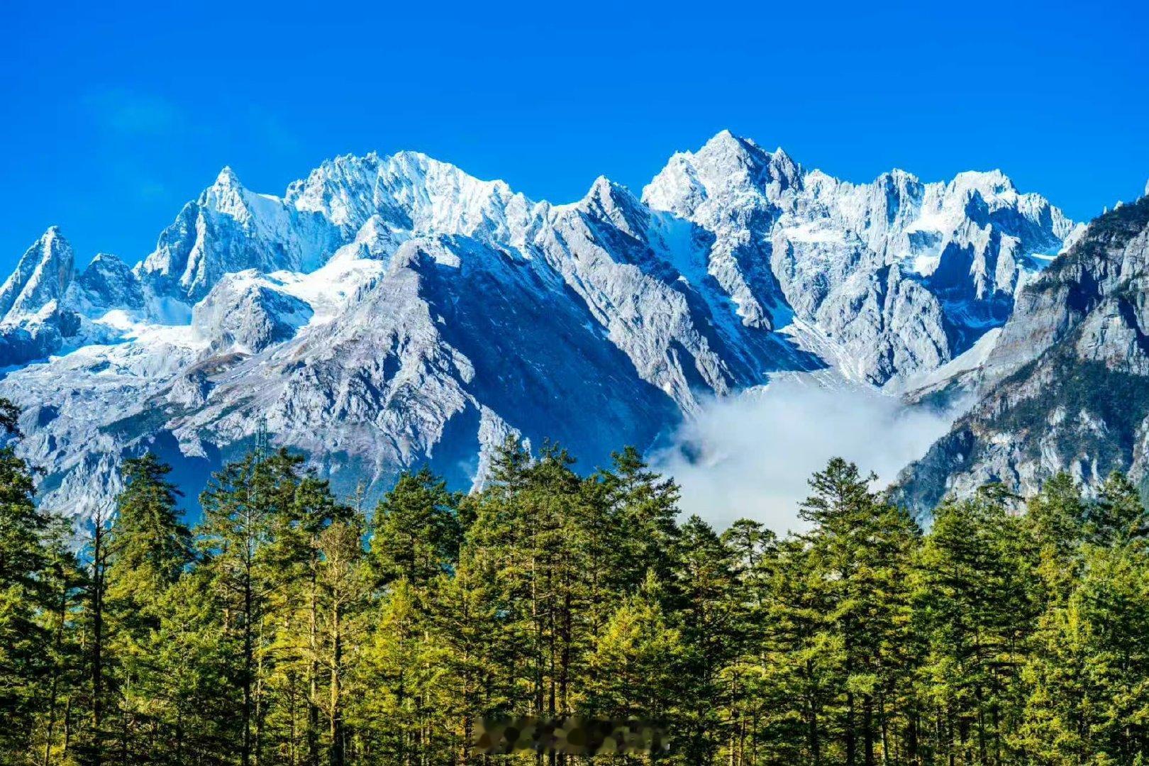 云南冬天是抬头可见的雪山之恋  看到云南的冬天真的是太美好了吧，一抬头就能够看到