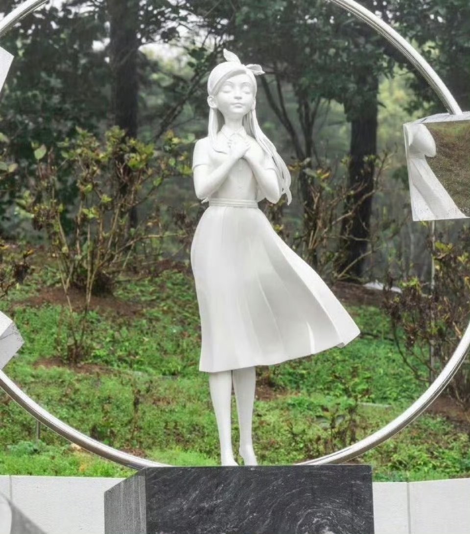 大S雕像像小仙女，可能长的不太像大S的脸，像我们心里的大S大S雕像