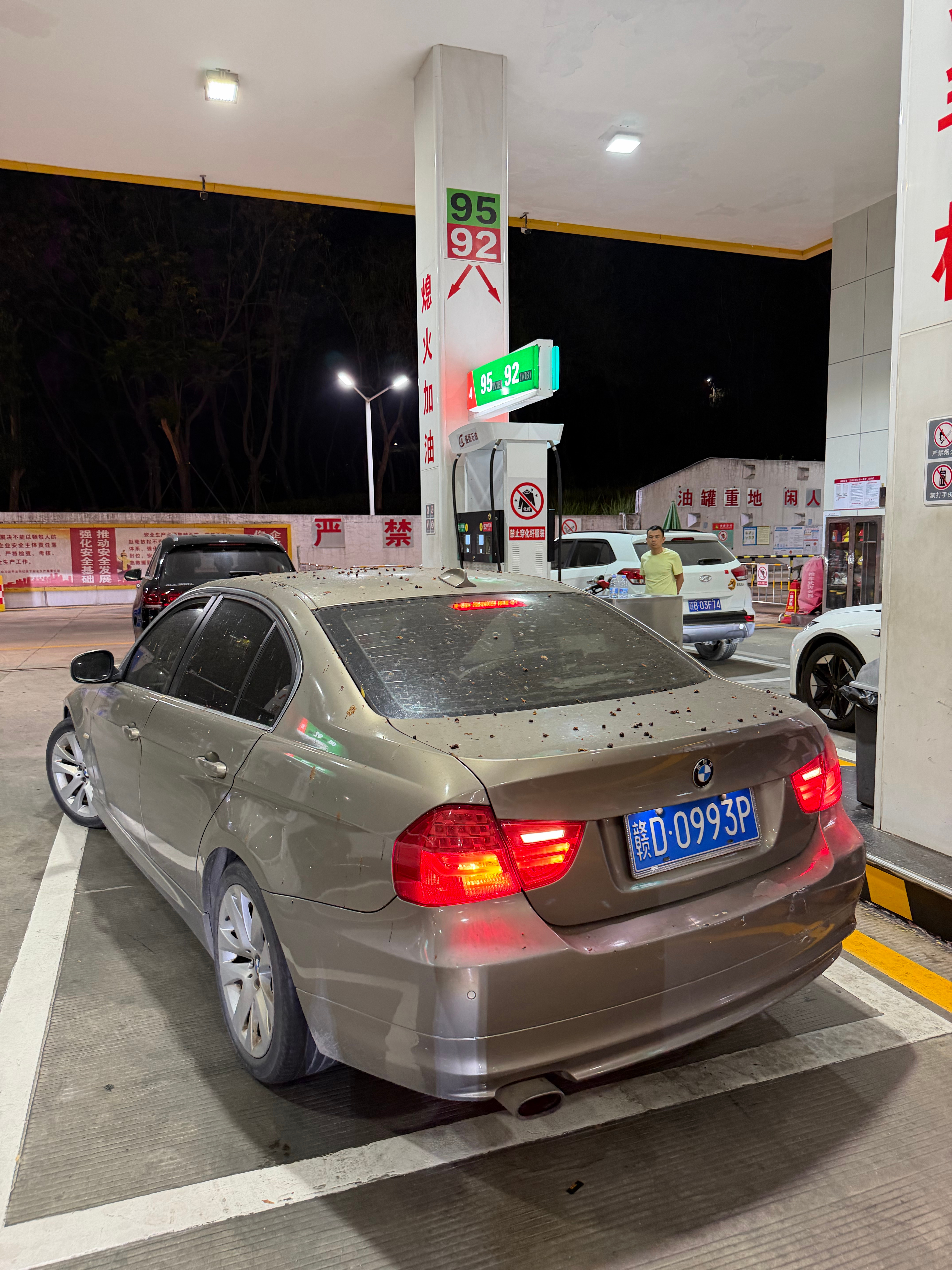 今天加油站真热闹，吃灰车也来了，我也来了听说明天涨价 1.6-1.8 元每升，今