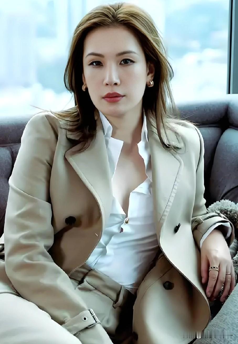 电视剧《灼灼韶华》，

演沈部长这女的看着贼眼熟，

仔细一想她不就是在电视剧《