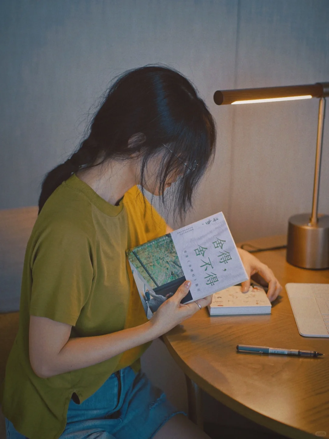 “我也学着慢慢地原谅世间一切”