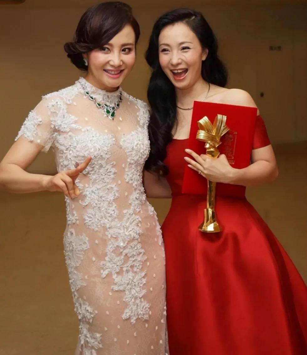 大陶红和小陶红同框，你觉得谁更漂亮！

大陶红 长得漂亮，个子也高，演什么像什么