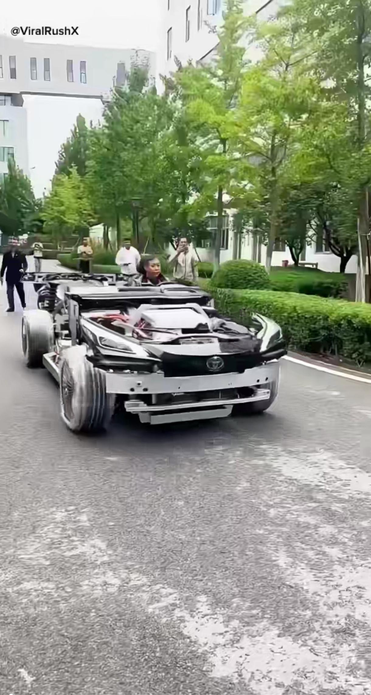 这是丰田氢燃料电池汽车，和中国电动车以锂电池为核心的纯电动路线不同。日本人也轴的