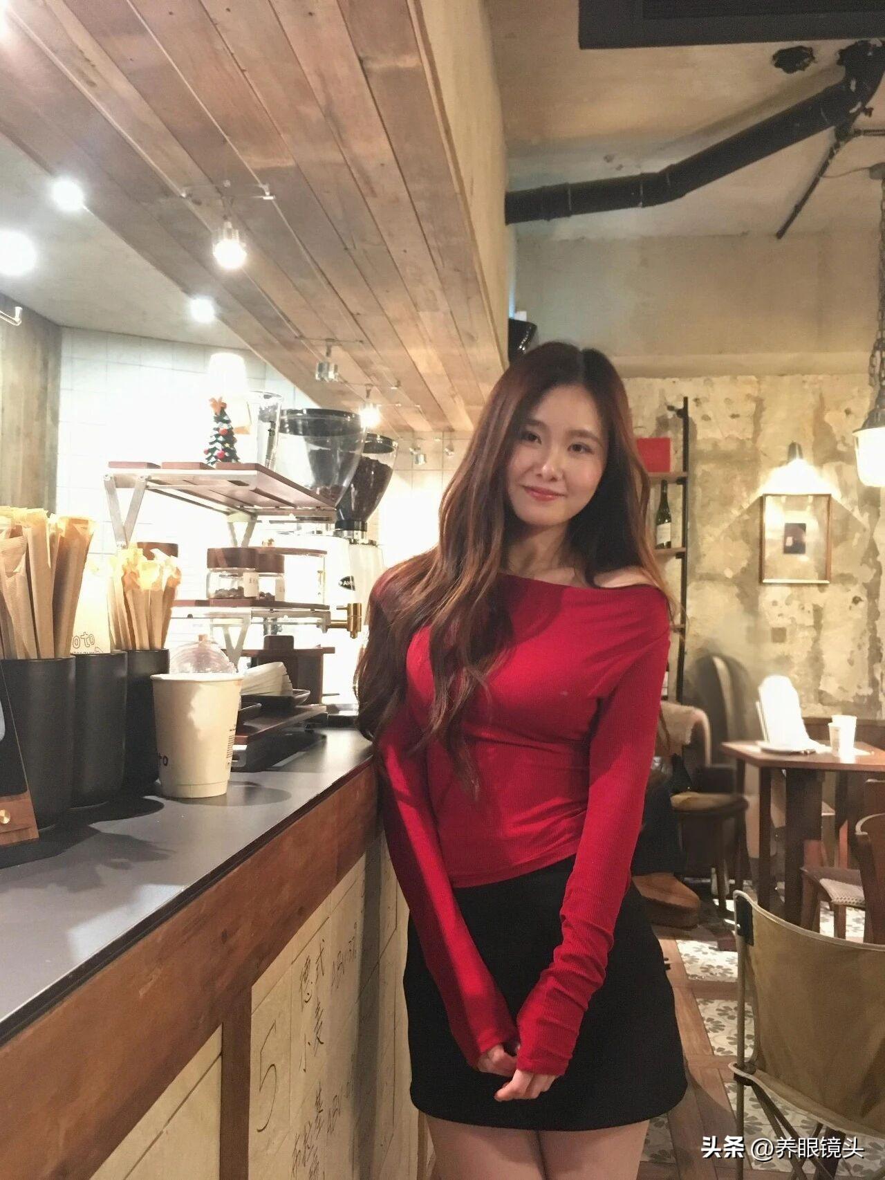 红衣少女在复古咖啡馆，温暖氛围中享受美好时光。