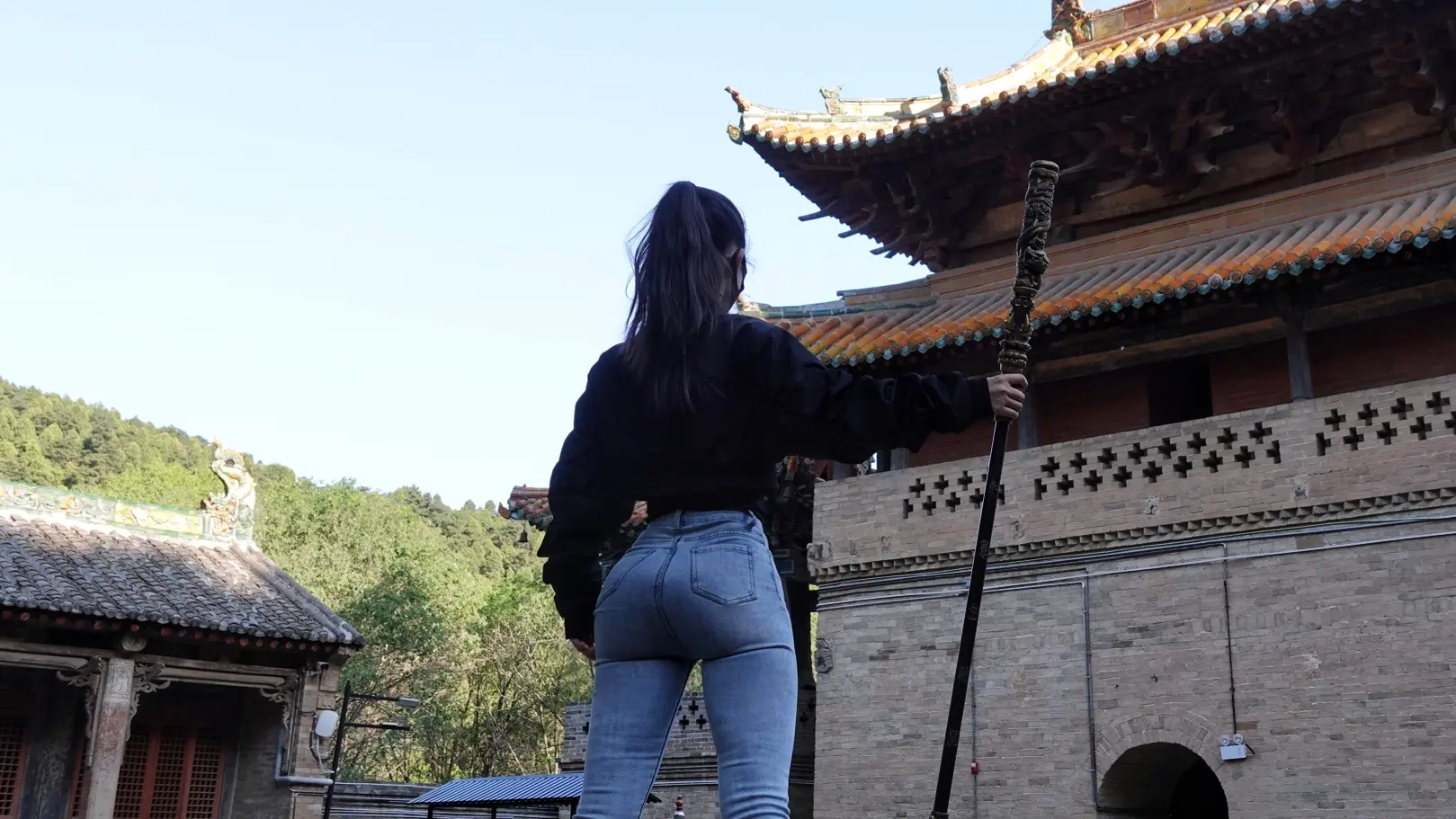 规矩皆成虚妄，正邪颠倒尘寰