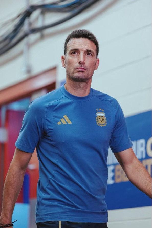 阿根廷球迷俱乐部  加斯顿·伊多尔 🇦🇷（阿根廷跟队记者）：教练利昂内尔·斯