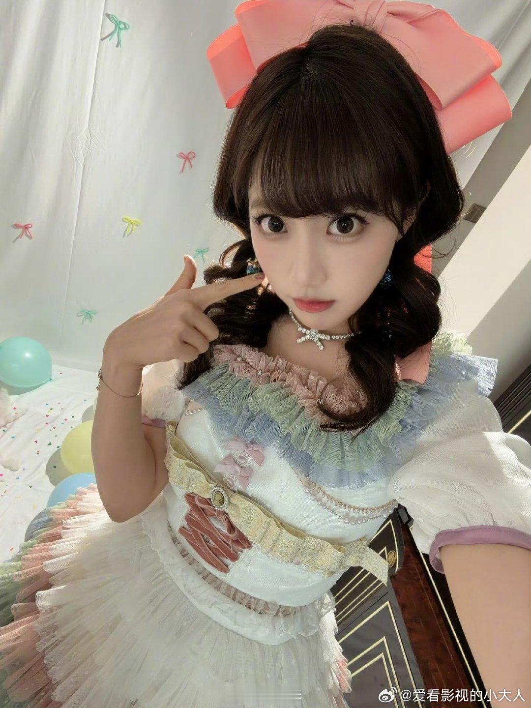 李艺彤愿意回归浪姐帮唱 代斯张慧雯向李艺彤取经浪姐看到姐姐们这么和谐真的很治愈。