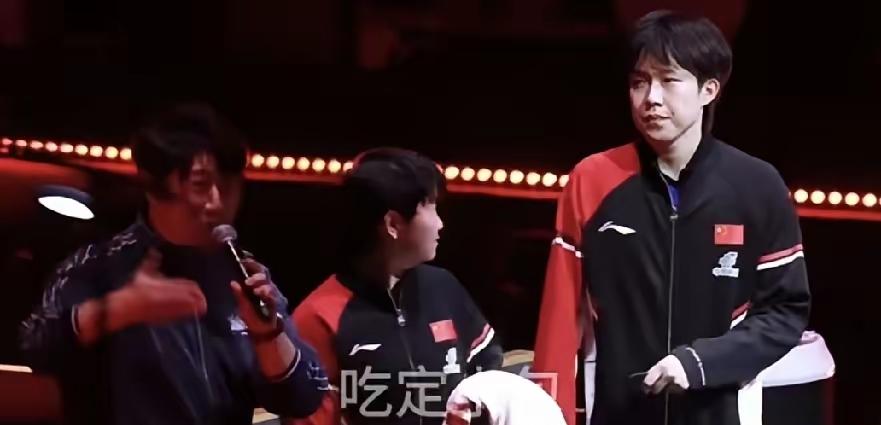 总算明白莎莎为啥看大头还憋笑了！原来主持人穿的是大头的专属款衣服，俩人一对比，活