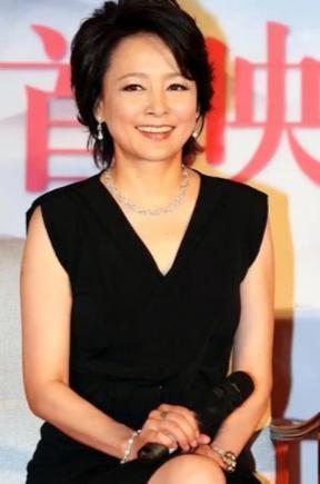 张瑜在采访里突然落泪，说这辈子最后悔的，就是错过了当年那个真心实意对她好的男人。