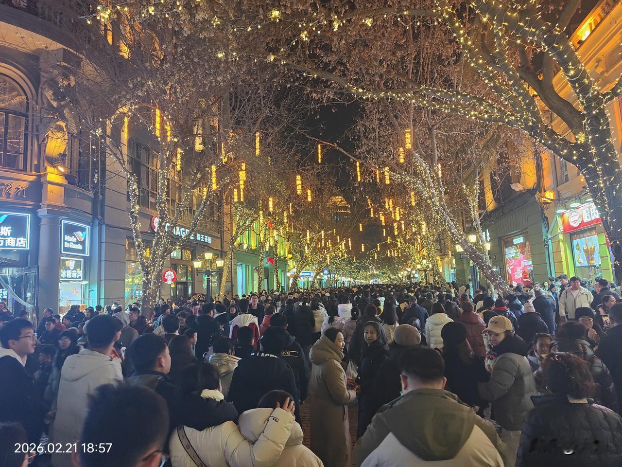 大年初五的哈尔滨中央大街人流多到看不到路面，客流密集度在全国都能排前三