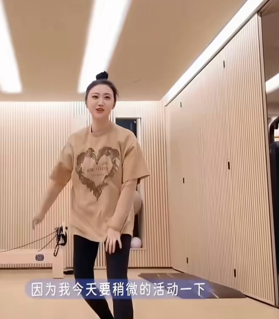 景甜扎道姑头打拳没有不爱上景甜的风险私下活泼拍戏时又十分认真 ​​​