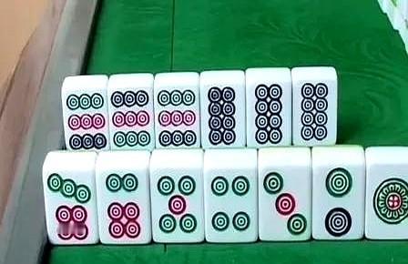 “清一色还是七对？”昨晚牌桌吵到十二点，眼睛瞪得比筒子还圆。

2023全国裁判