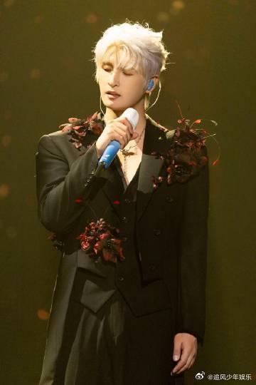 张远爱情刽子手 张远不只是在唱歌，他是在为每一段爱情画上句号。《风月》里的那份悲