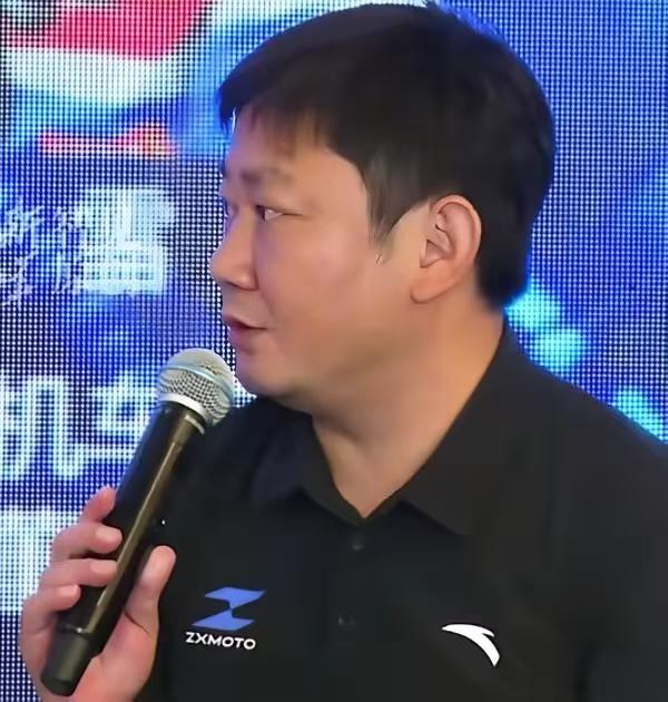 清华院长提问直击短板！初中毕业的张雪一席回答，全场掌声不断
 
一场产业论坛上，