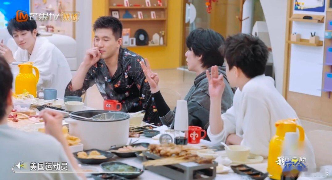 何炅被奥尼尔抱起来好像AI特效何老师堪称综艺名场面制造机啊，和奥尼尔这一段我能笑