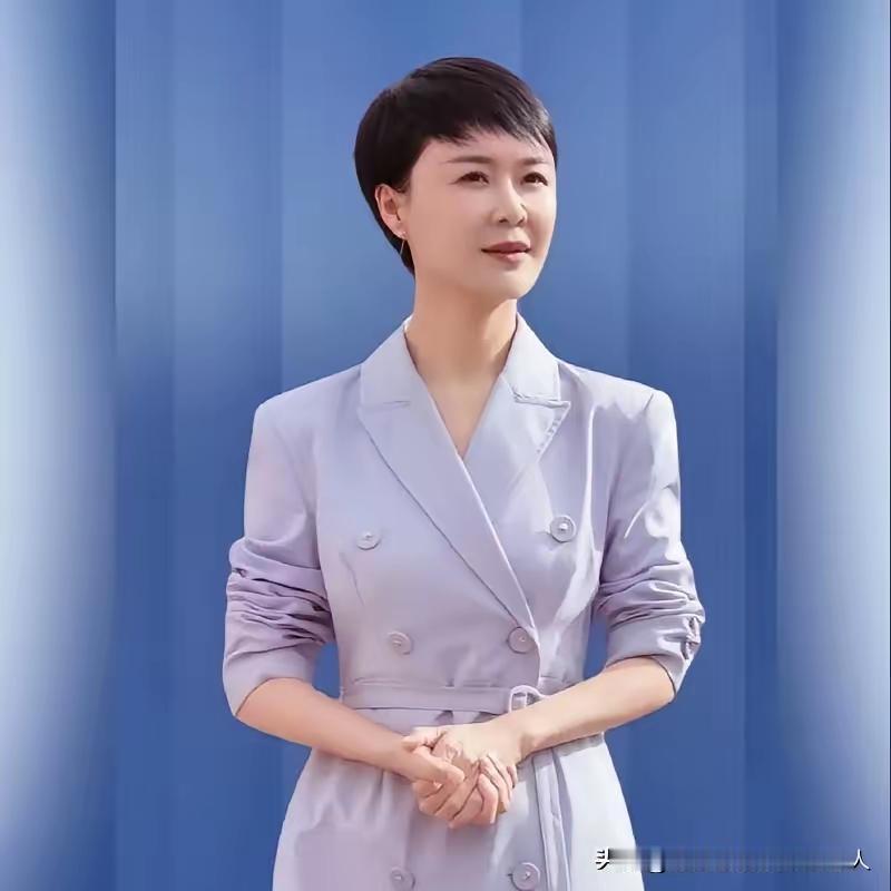 终于明白贺娇龙为什么工作这么拼命，查了一下她的背景。首先发现了一个重大细节 ，她