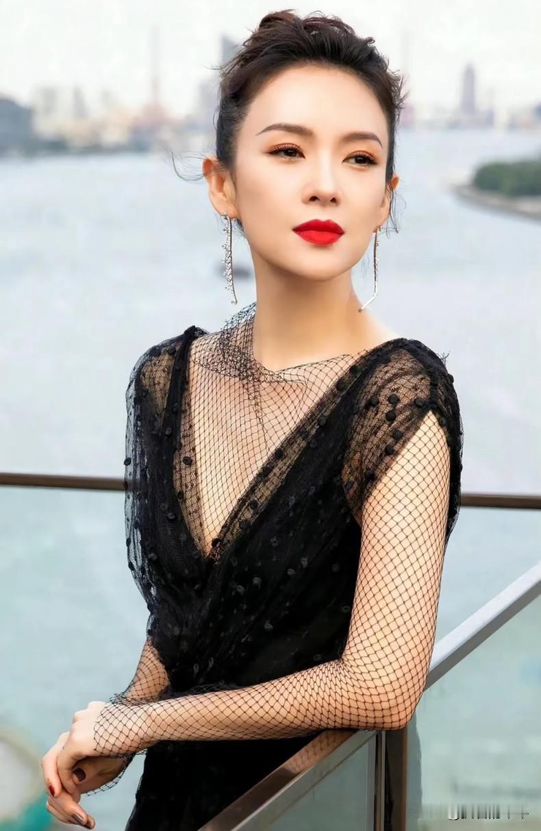 汪峰这次沉默了，
他没想到章子怡竟然停掉千万戏约，
就为了陪女儿醒醒每天上学。