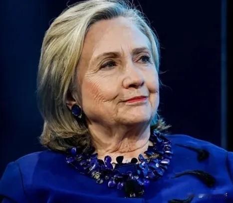 希拉里罕见发声！
美国前国务卿希拉里，最近急得直接开骂了。她骂的不是别人，正是美