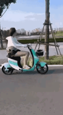 骑上电驴去兜风，非常惬意[大笑]