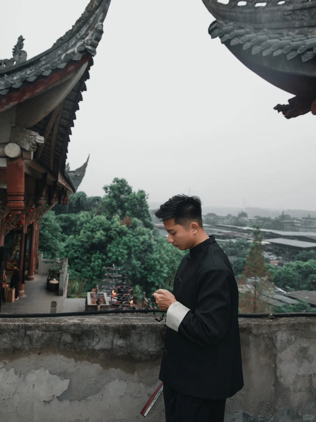 青衫烟雨客，似是故人来。