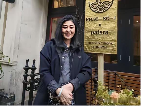 她以优雅的体面书写岁月。不靠logo与潮流，裙不过膝、衣成套穿的简约哲学，让她在