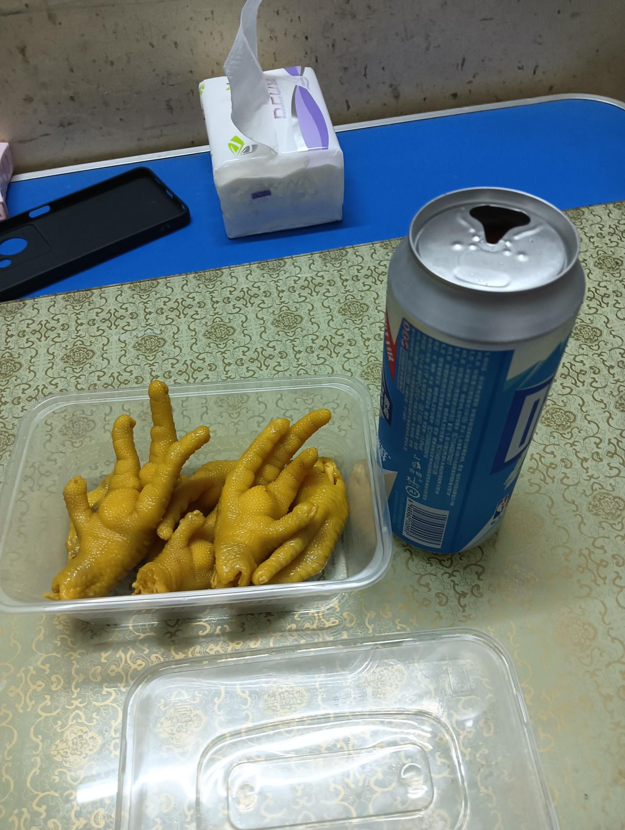 大家好，我是七姐，今天是一个值得高兴的日子，我朋友叫我去他家里吃饭，吃完饭我准备