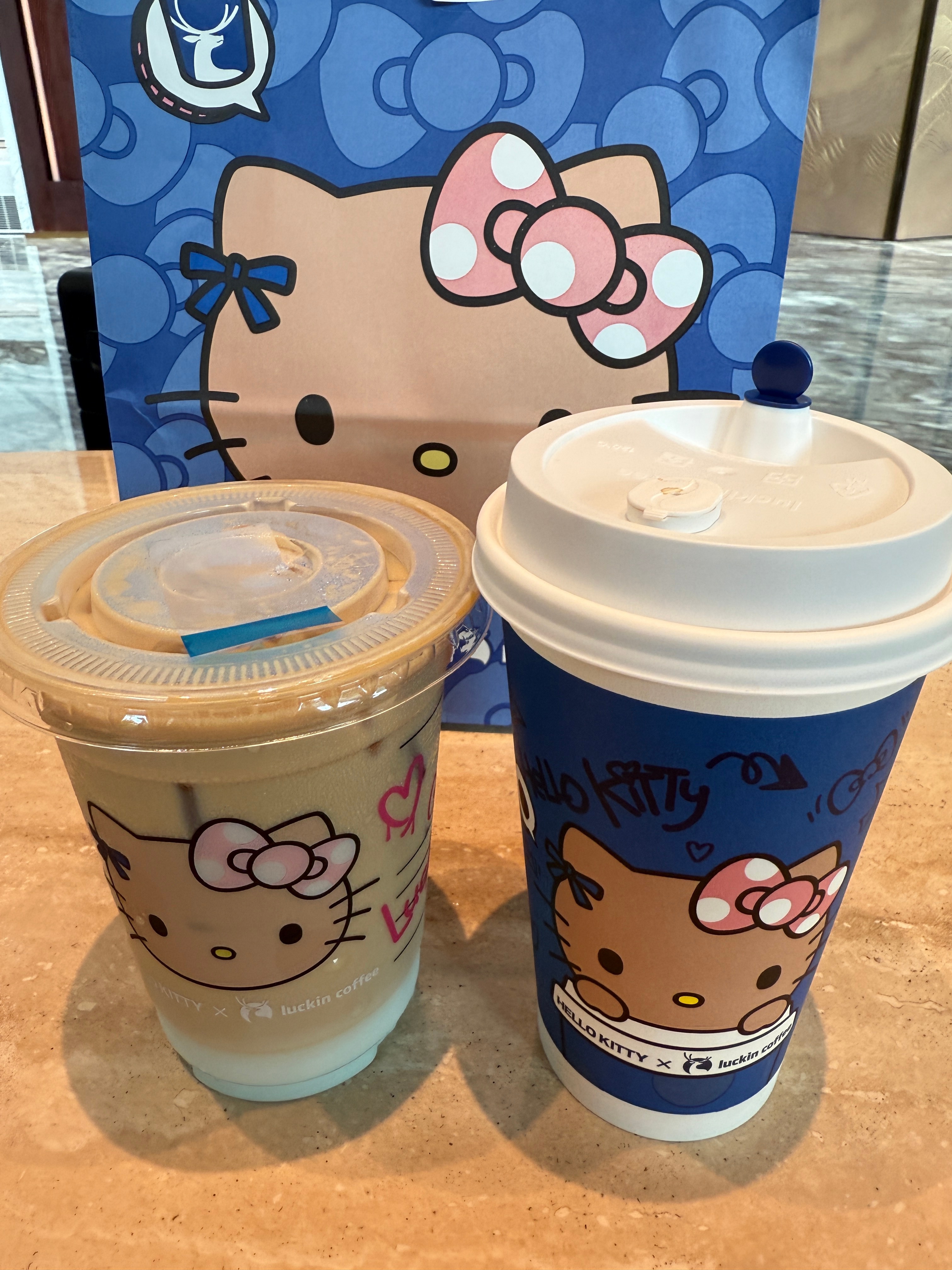 今天点瑞幸发现它跟Hello Kitty联名了！！好可爱啊啊啊！我也有一个黑皮K