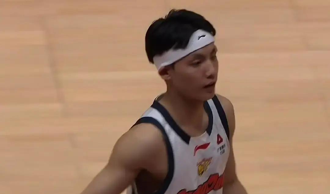 广东队客场三分险胜浙江，但这胜利背后的事儿，比比分刺激。
 
赢球头号功臣，是脑