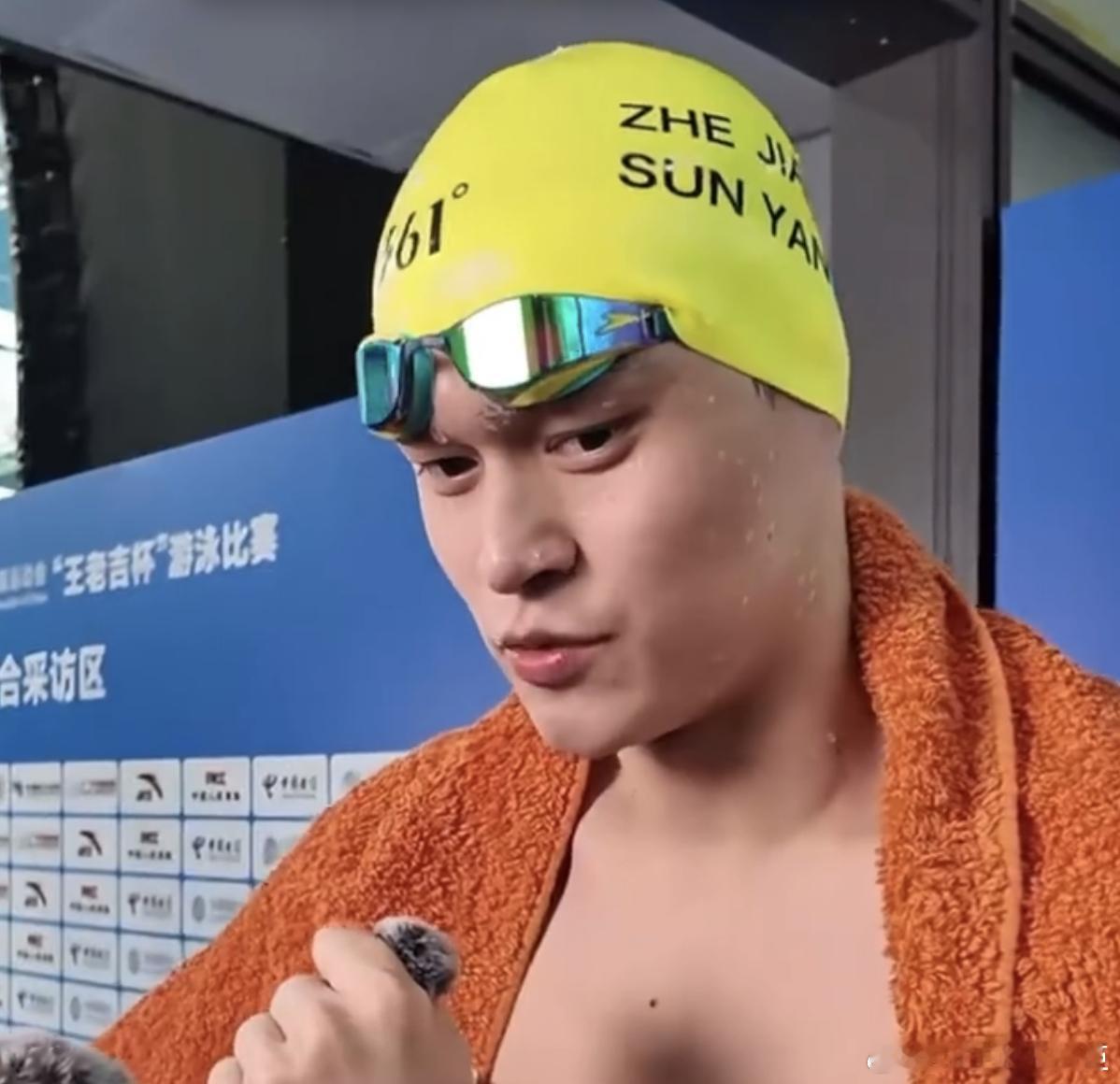 孙杨最后离开泳池向看台鞠躬能复出比赛真的太容易了！这么多年忍受的东西太多了，敢重