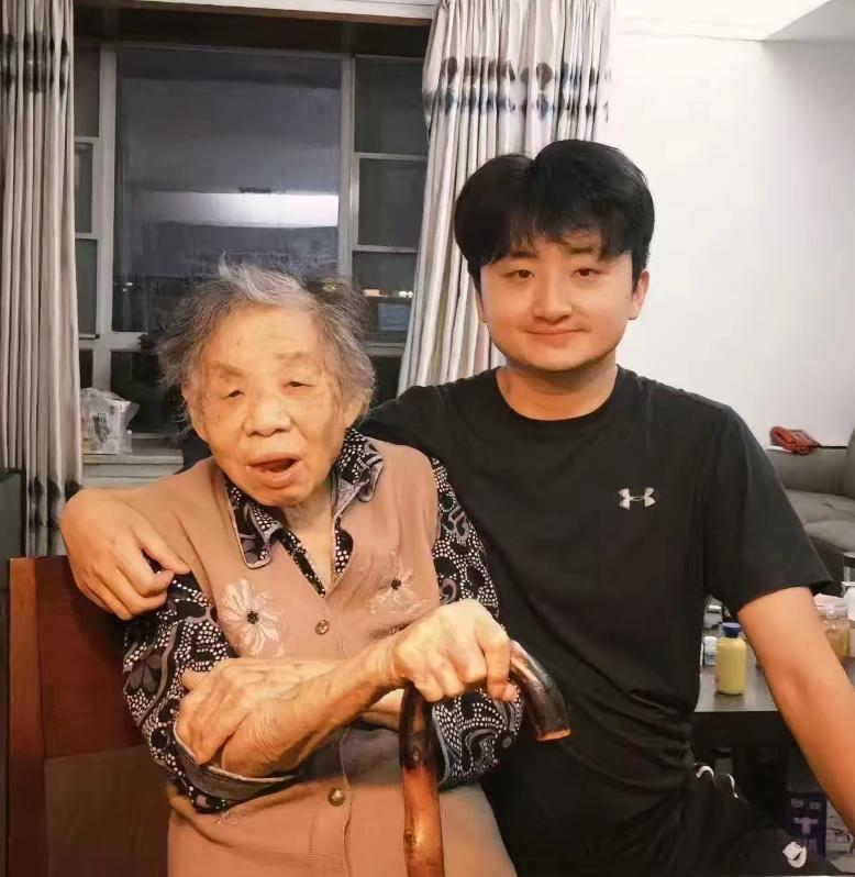 笑死了！一大学生放假在家无所事事，父亲干脆安排他去照顾97岁的奶奶，还按天发工资