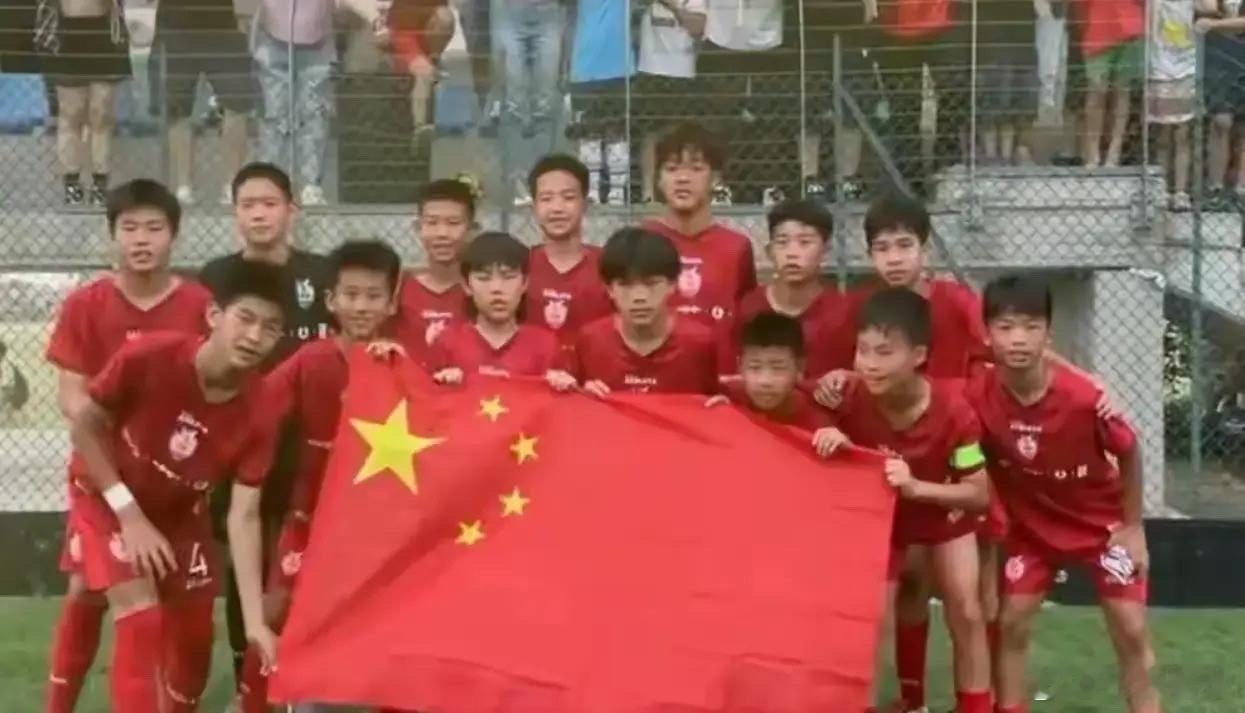 点杀埃弗顿！中国足球小将14勇夺意大利杯冠军，董路率队再创历史中国足球的青训力量