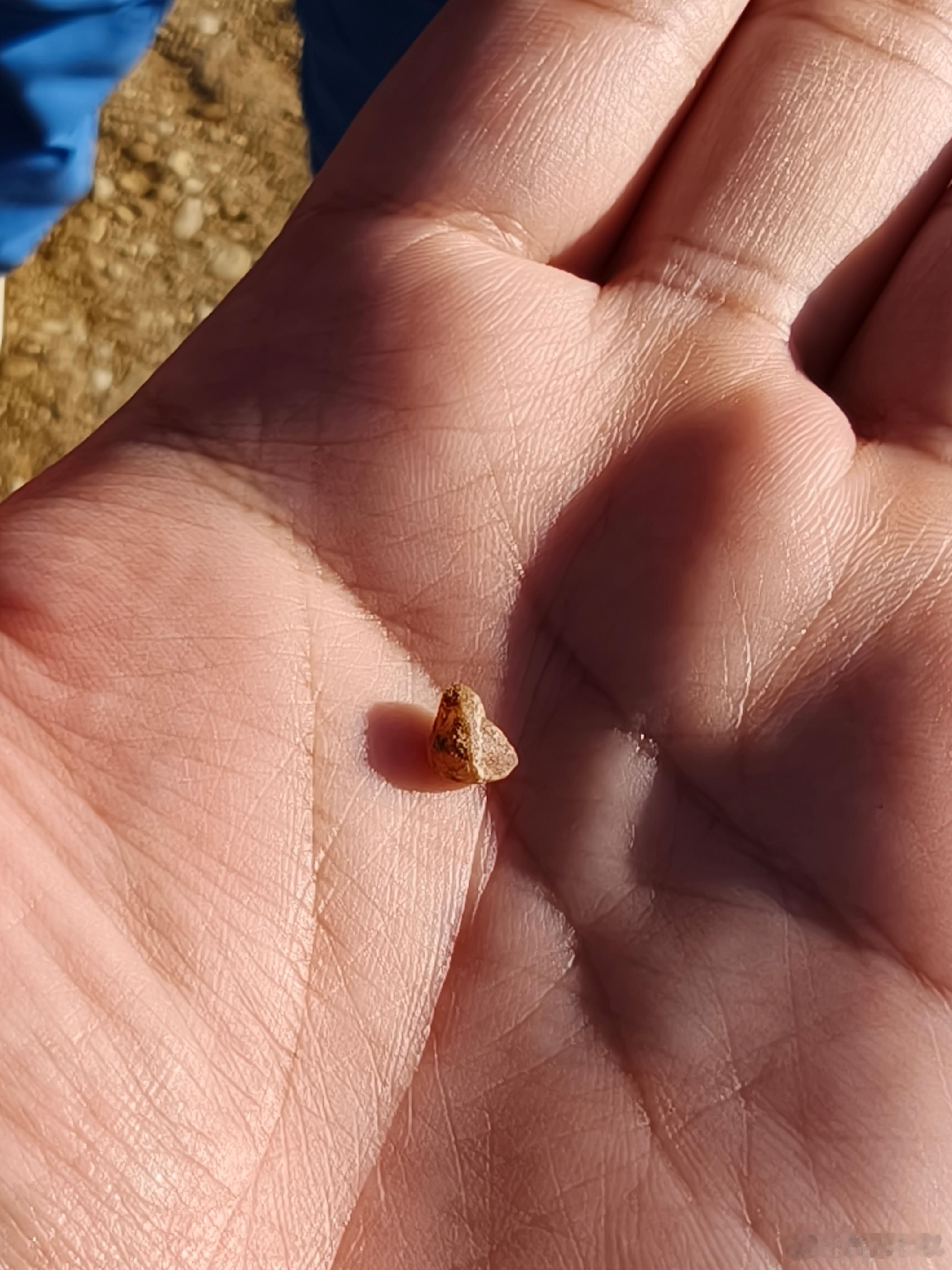 兄弟们，在新疆捡到宝石了，懂行的估一下价格吧 克拉玛依