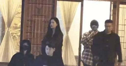 周冬雨 刘昊然东北的凛冬里，周冬雨与刘昊然在《平原上的火焰》中演绎了一段青梅竹马