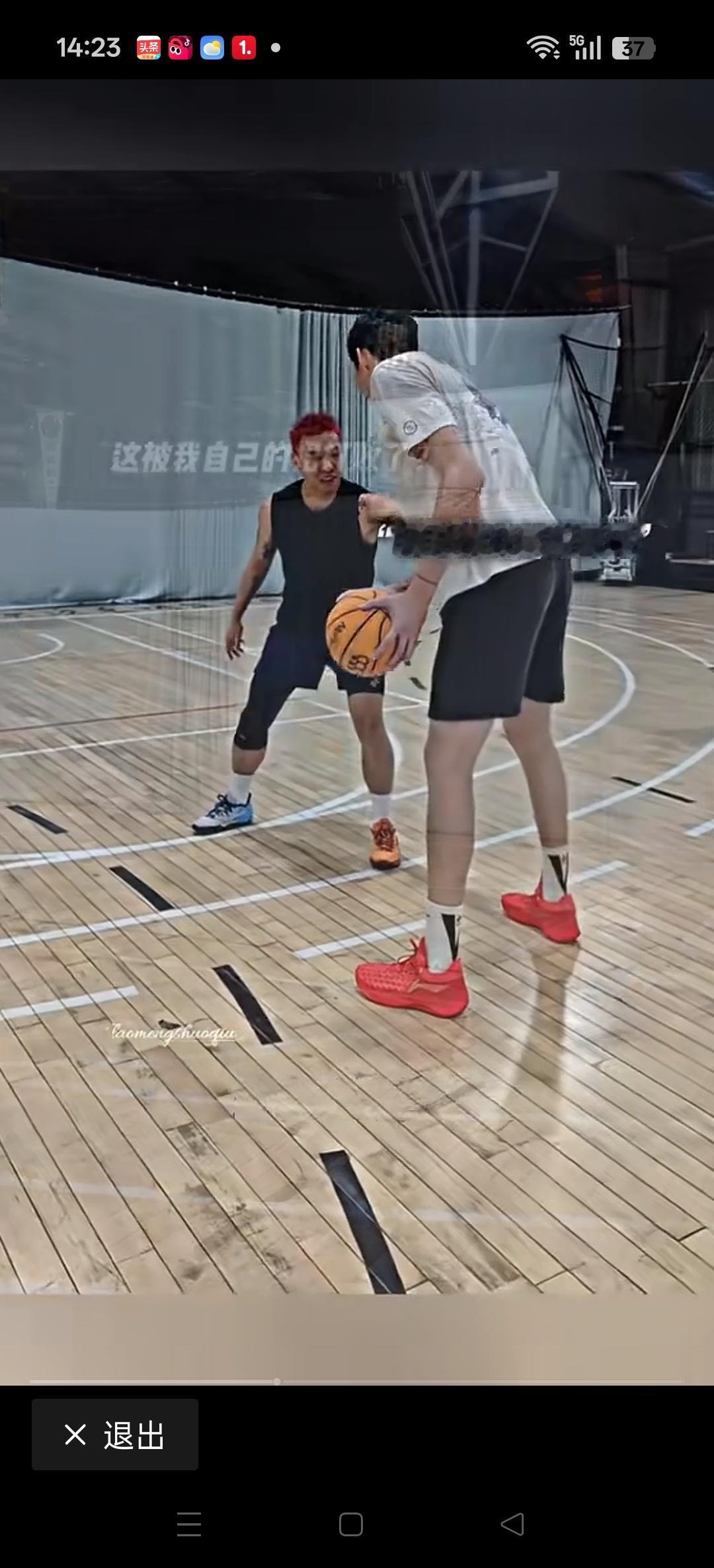 打野球的周琦，看着状态不错！[比心][比心]