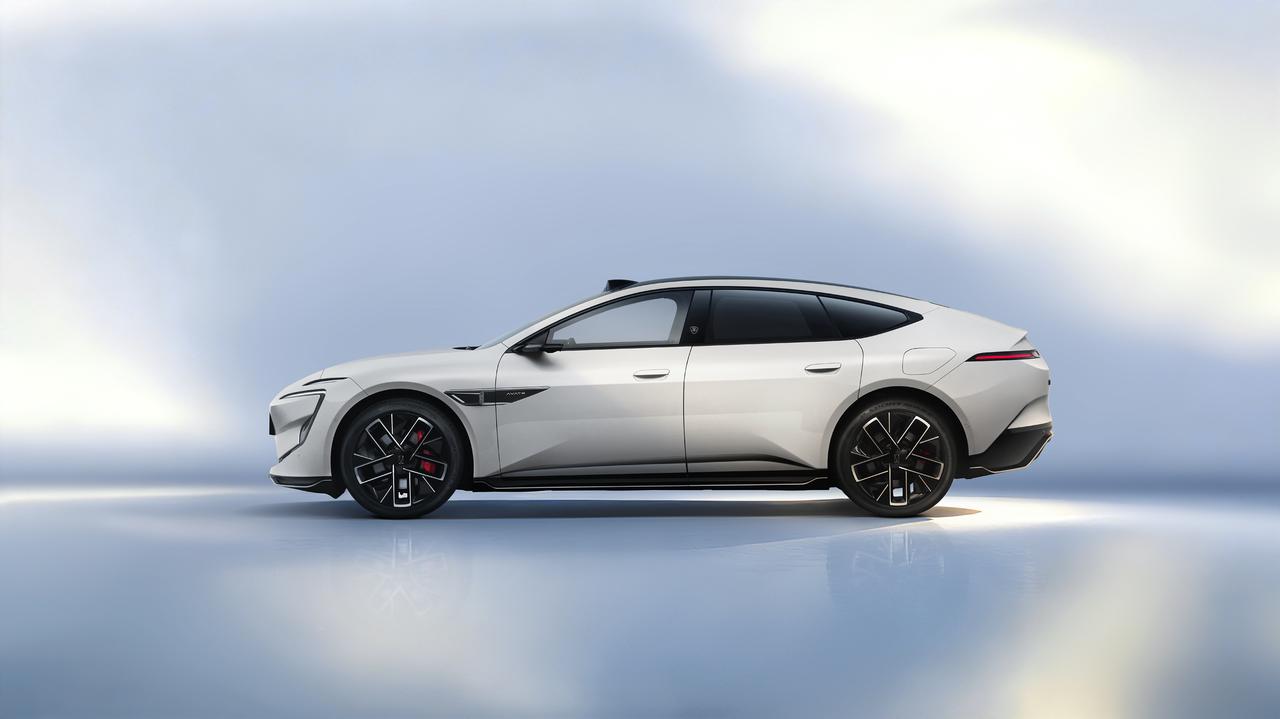 半隐藏式设计
动力系统升级
顶置激光雷达
首款华为乾崑阿维塔联创产品
将搭载华为