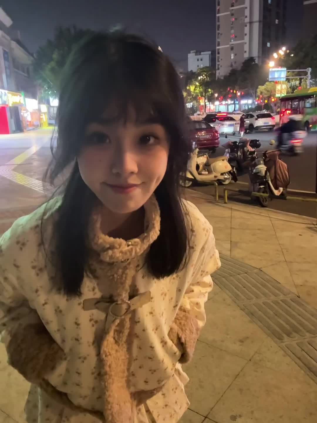 可是有缺陷的我才是我 不对称的眼睛 圆圆的鼻子 不好看的嘴 还有圆圆的下巴